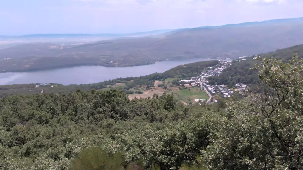 lago de sanabria al fondo y san martin de castañeda, españa