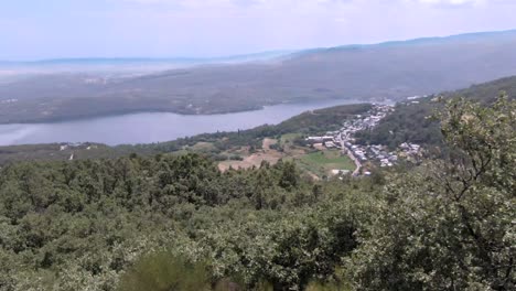 Lago-De-Sanabria-Al-Fondo-Y-San-Martin-De-Castañeda,-España