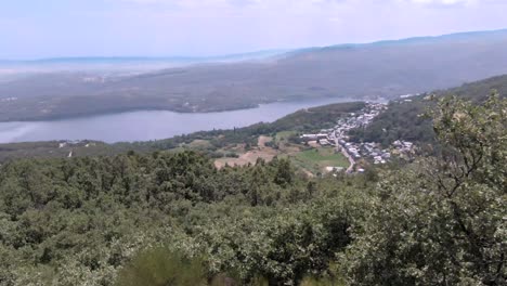 lago de sanabria al fondo y san martin de castañeda, españa