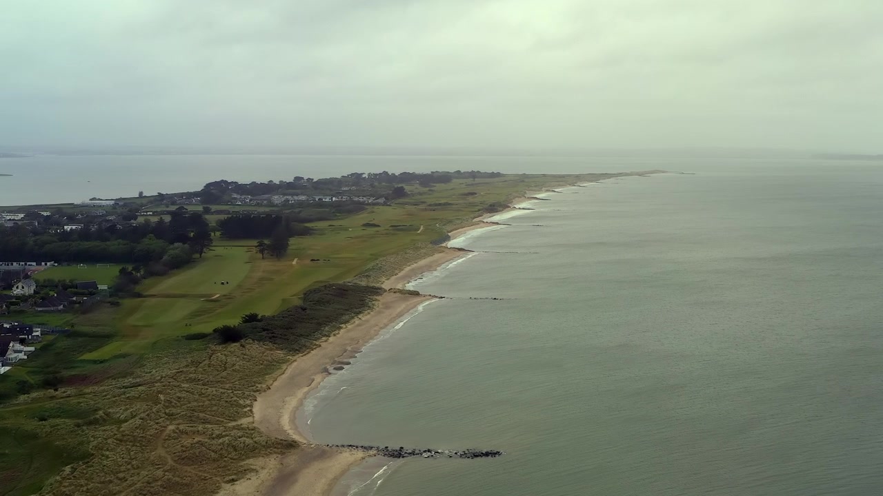 Une vue aérienne suit le littoral de Rosslare Strand, révélant l'extrémité spectaculaire de Rosslare Spit, Wexford, Irlande.