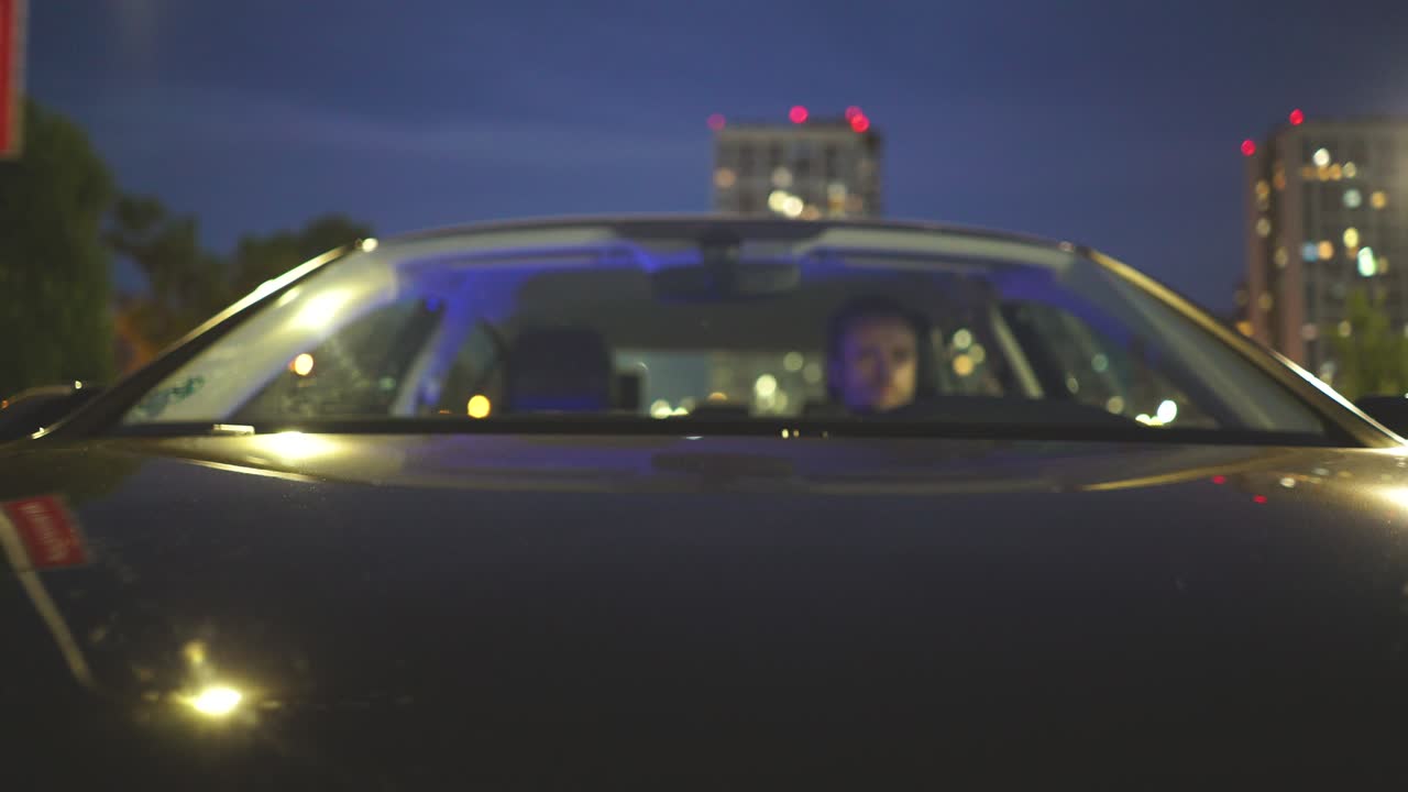 자동차 앞쪽의 카메라 실시간 모션 뷰