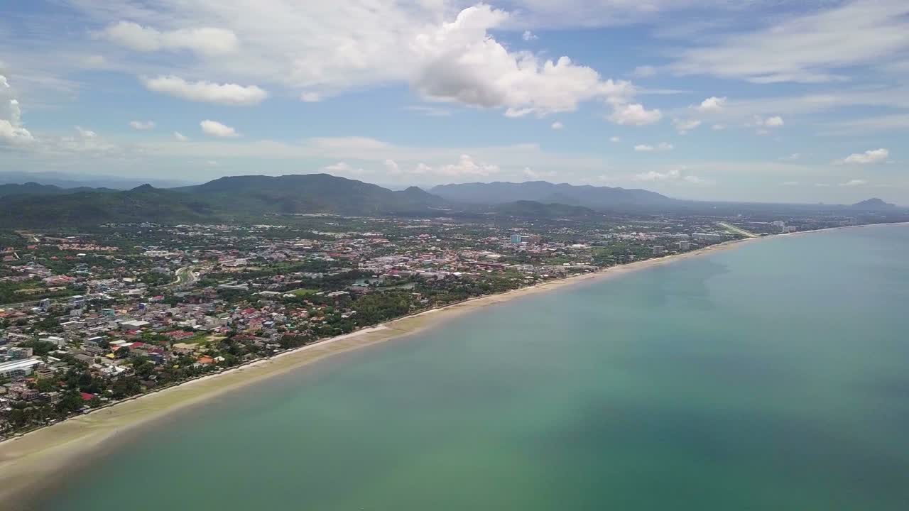 vista a vista de pájaro de la hermosa playa de mar en tailandia