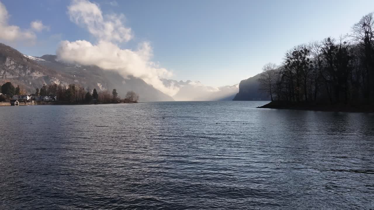 스위스 세인트 갈렌의 렌세 호수 (lake wallensee) 에서 눈 인 풍경과 조용한 물이 있는 평온한 겨울 아침.
