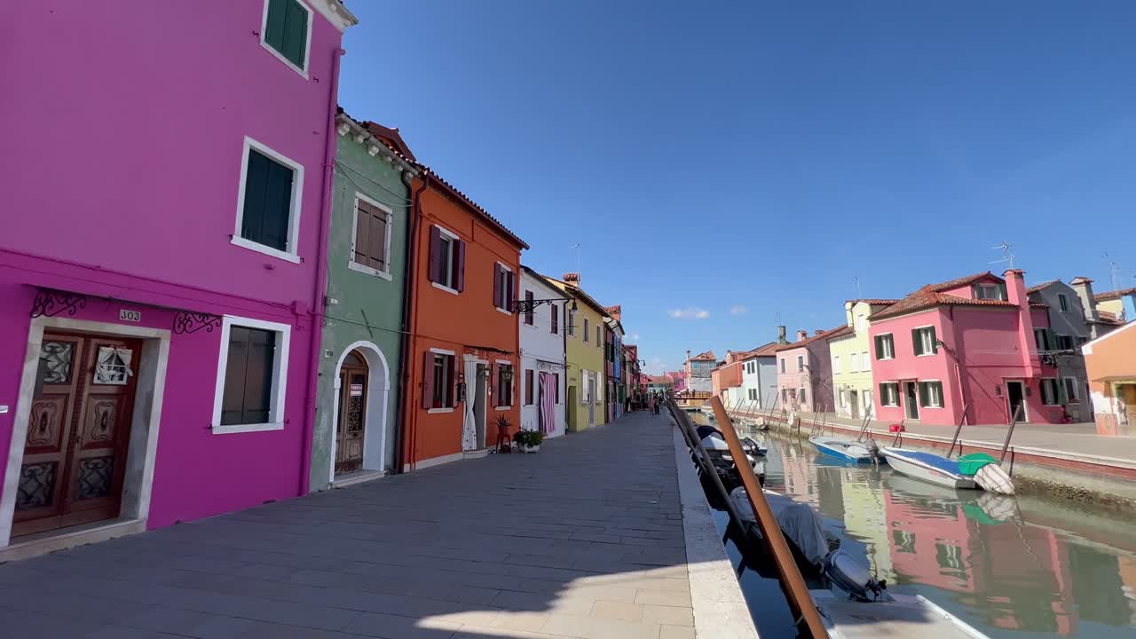descubra burano, venecia, en 4k: tomas inclinadas que revelan colores encantadores, casas tradicionales y ambiente cultural
