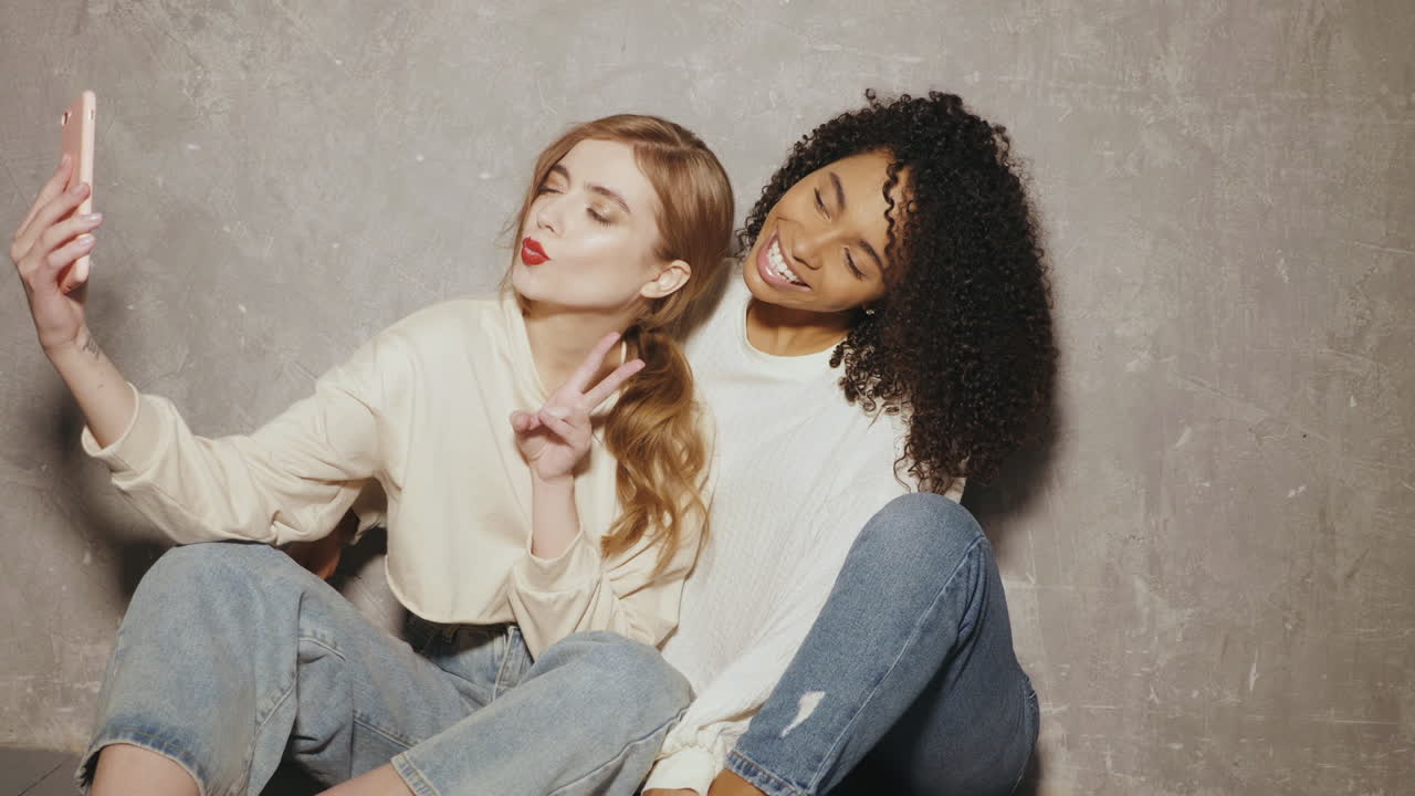 Twee vrouwen die een selfie maken