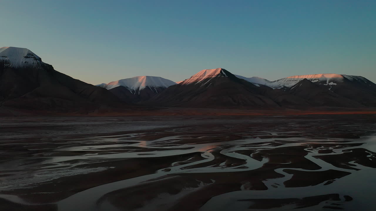 노르웨이 의 스발바르드 에 있는 작은 강 들 과 배경 에 눈 인 산 들 - 무인기 에서 찍은 사진