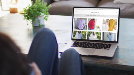 Mujer-En-La-Mesa-Usando-Laptop,-Comprando-Ropa-En-Línea,-Cámara-Lenta