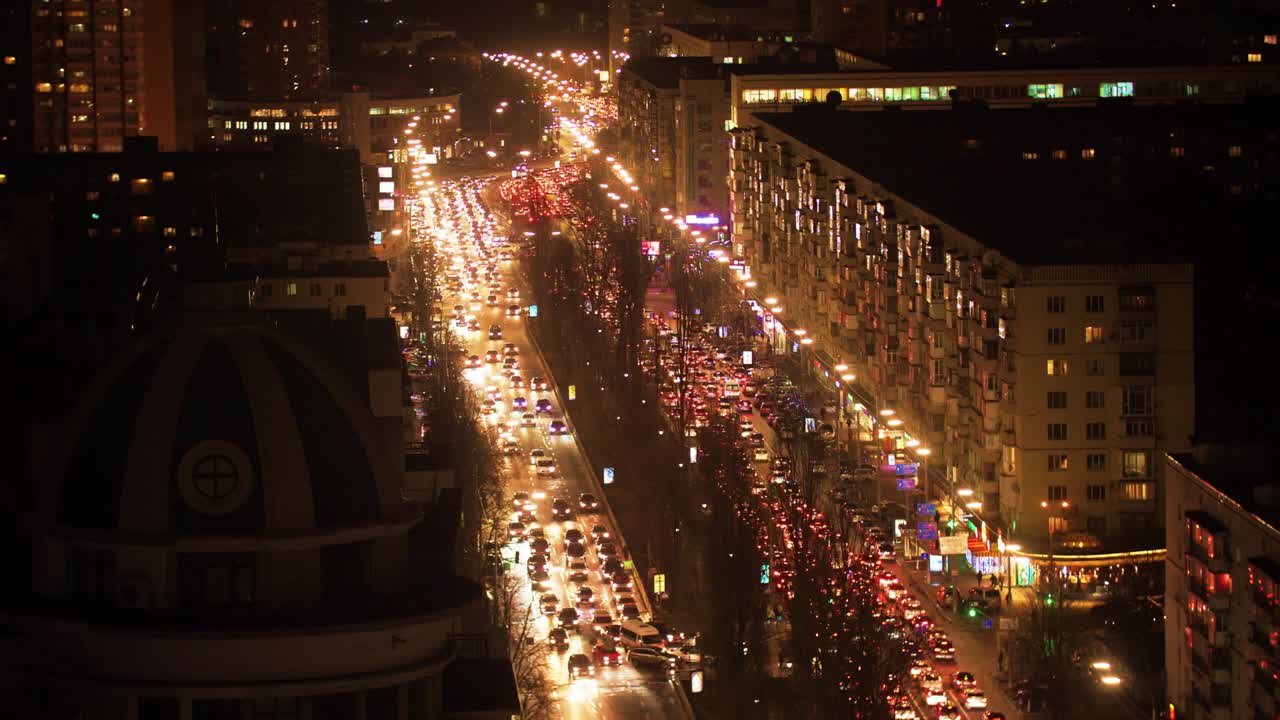 야간 교통, 바쁜 도시에서 거리 도로에 차, 도시 풍경. 키예프, 우크라이나