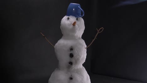 muñeco de nieve derritiéndose con antorcha, sin piedad para el muñeco de nieve
