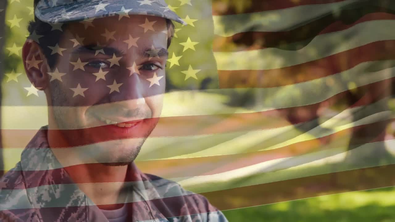 유니폼을 입은 미소 짓는 군인