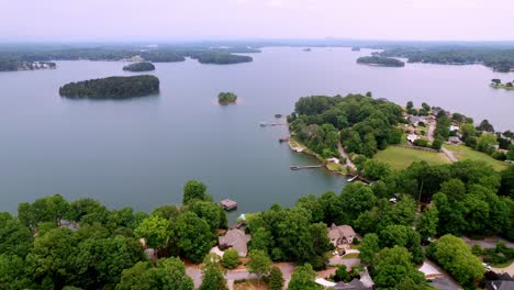 Antena-De-Casas-Que-Rodean-El-Lago-Keowee-Carolina-Del-Sur,-Lago-Keowee-Sc