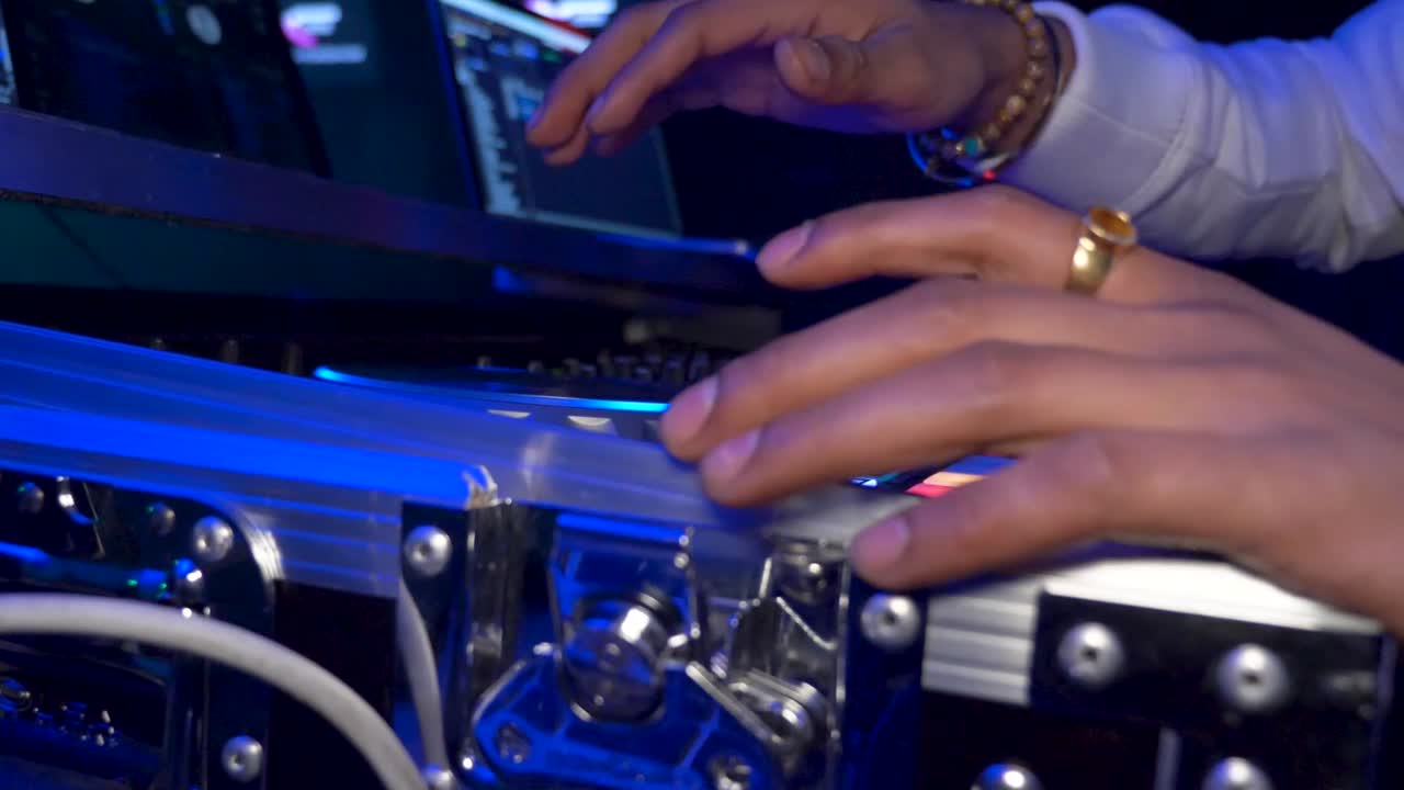 un dj de discoteca entreteniendo a una audiencia