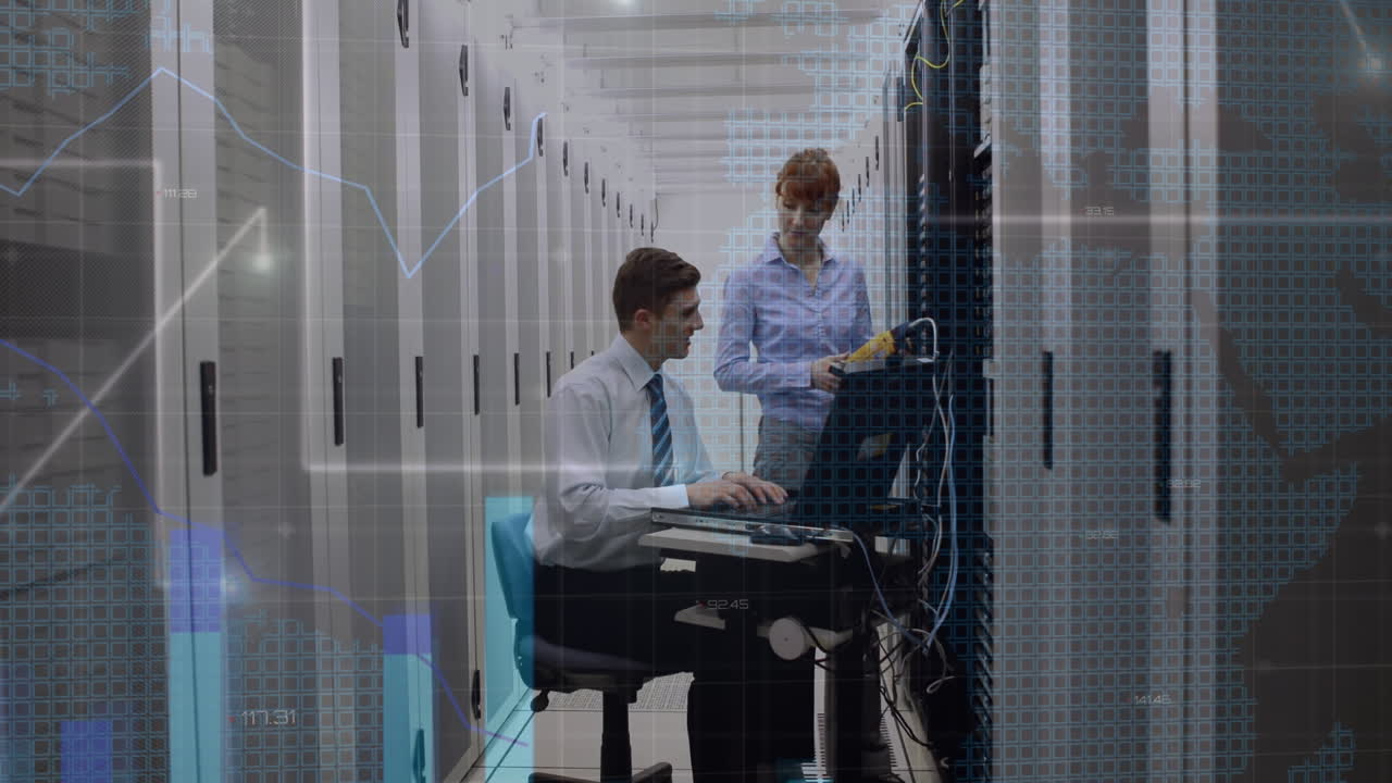 animación del procesamiento de datos digitales sobre dos trabajadores de la sala de servidores caucásicos
