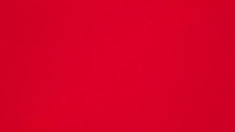 los copos de nieve aparecen en el lado izquierdo y derecho en el tema rojo con espacio vacío para el texto.