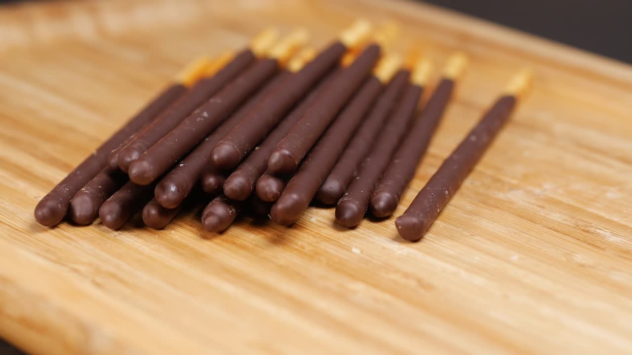 un palo de chocolate negro de almendra en la mesa