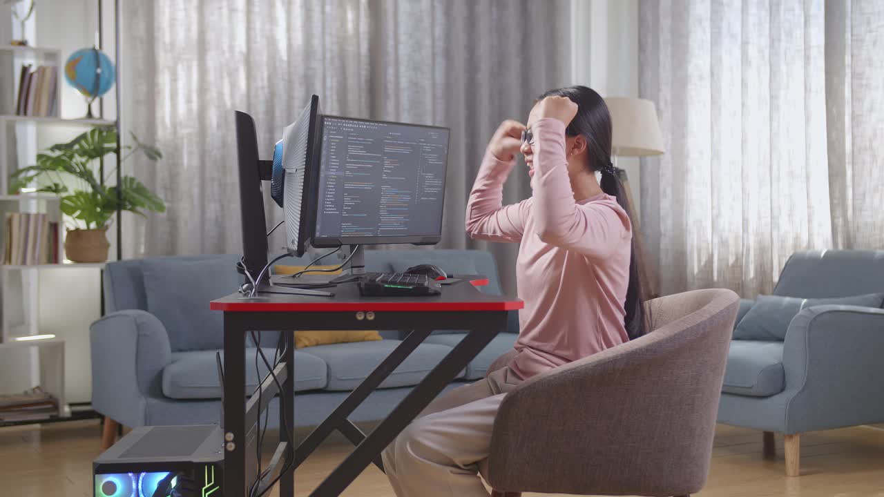 가정에서 코딩 세션에서 성공을 축하하는 여성