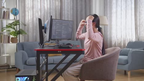 mujer celebrando el éxito en la sesión de codificación en casa