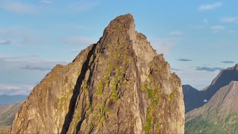 pico en forma de pico de la montaña segla en la isla de senja en noruega