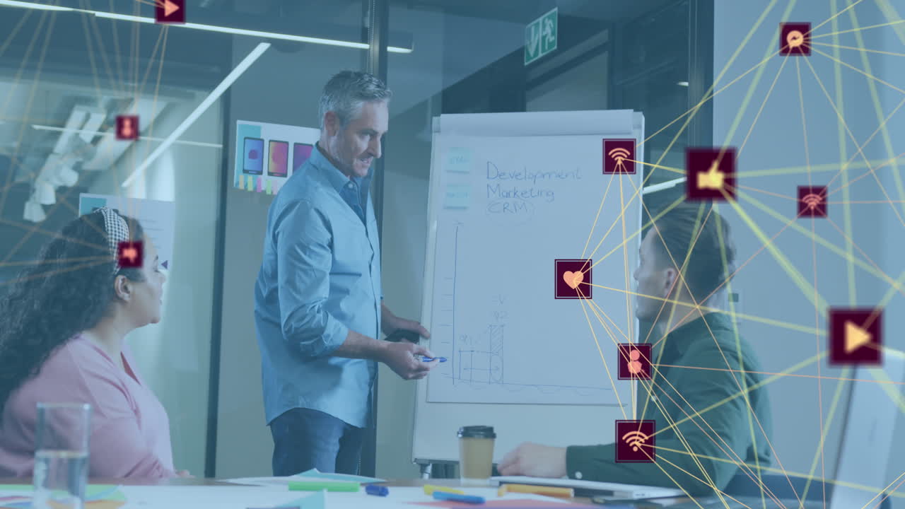 animación de aplicaciones móviles que forman globos sobre el hombre caucásico explicando en la pizarra a sus colegas