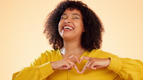 feliz, sorriso e gestos de mão com mulher negra
