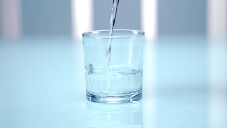 Sauberes-Wasser-Im-Glas