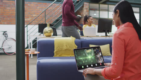 mujer de negocios biracial que usa una computadora portátil para videollamadas con diversos colegas de negocios