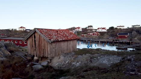 ciudad pesquera nórdica de escandinavia en la costa de suecia, establecimiento panorámico