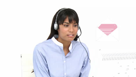 animación de iconos digitales sobre una mujer de negocios usando auriculares de teléfono