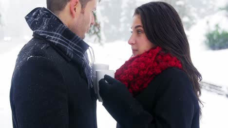 pareja feliz interactuando mientras toman café