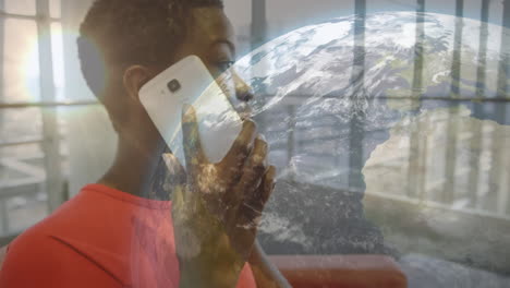 animación del globo sobre la mujer usando un teléfono inteligente