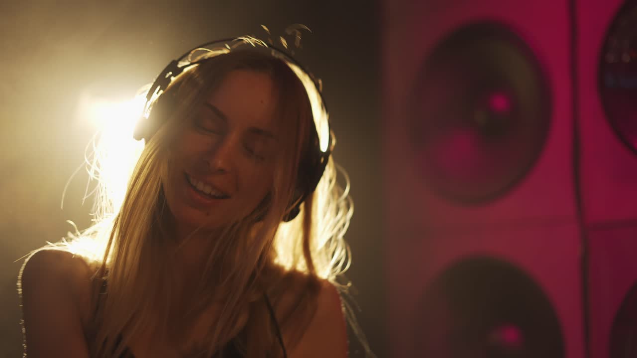 si muove attivamente con musica ad alto volume in cuffie e apparecchiature di illuminazione