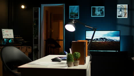 oficina en casa vacía pero acogedora en un apartamento iluminado contemporáneo
