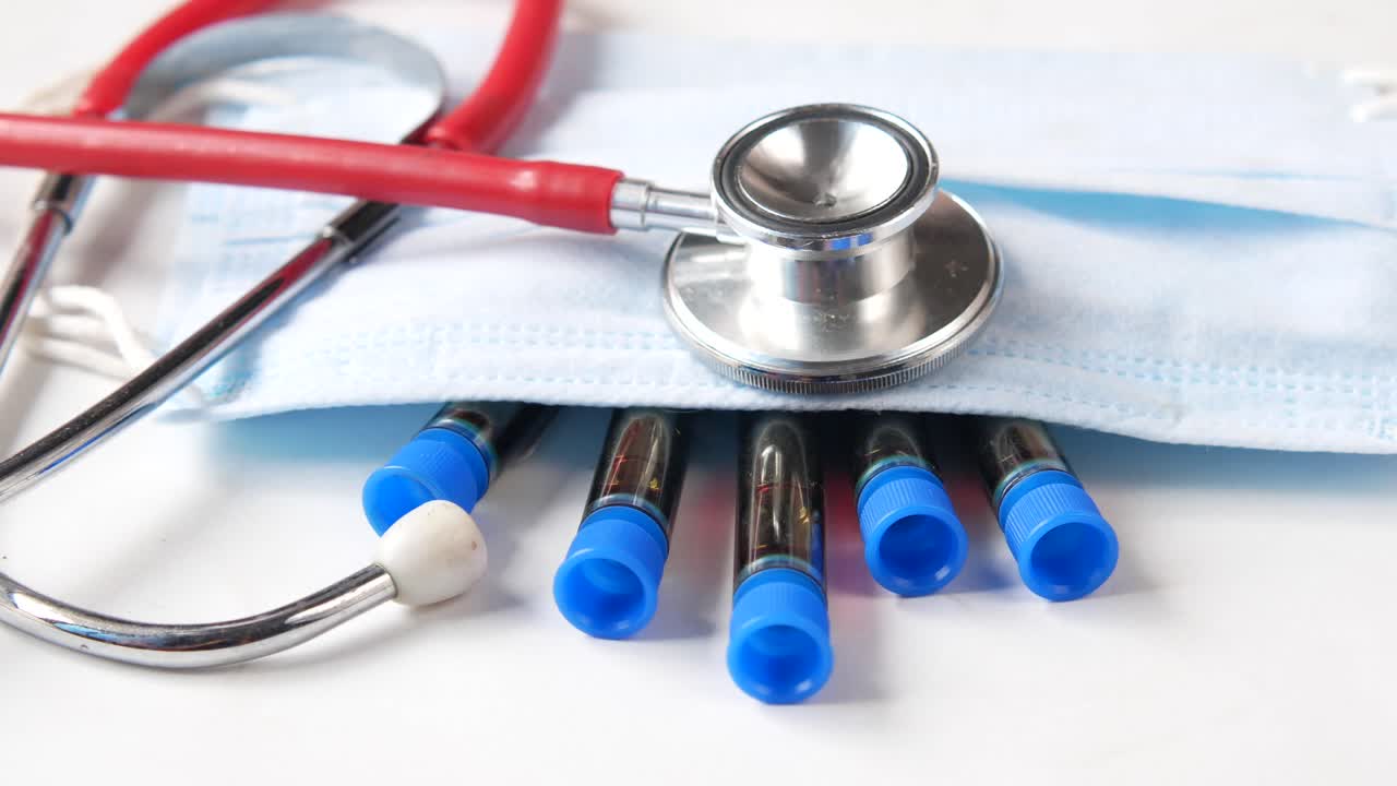 Equipo médico y tubos de ensayo