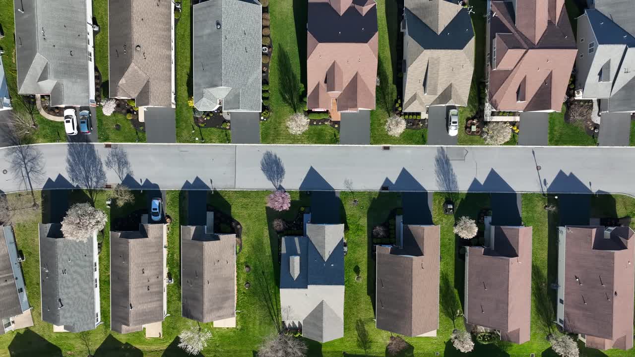 una vista desde arriba de un área residencial en los ee.uu.