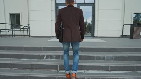 un hombre de negocios subiendo las escaleras.