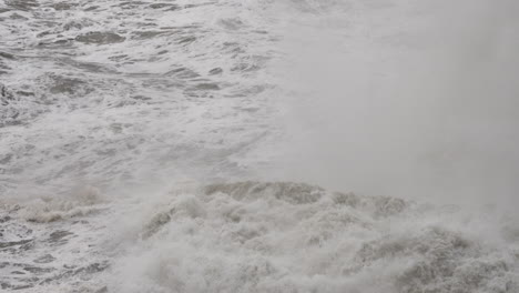 Storm-waves-on-the-ocean