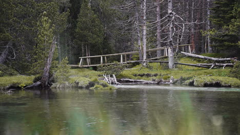 Toma-Establecida-Del-Lago-Y-La-Naturaleza-Salvaje-En-El-Parque-Nacional-De-Aigüestortes,-España,-Destino-De-Viaje-Para-Practicar-Senderismo-En-Pura-Naturaleza.