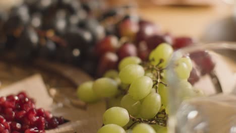 nahaufnahme des essens auf dem tisch der muslimischen familie zu hause, gedeckt für die eid 4-mahlzeit