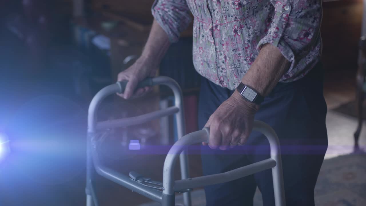 ⁇ 는 프레임을 사용하여 고령 여성의 중간 부분을 가로질러 움직이는 빛의 애니메이션