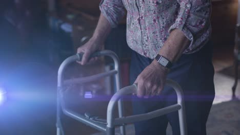 animación de la luz que se mueve sobre la sección media de una mujer mayor usando un marco para caminar