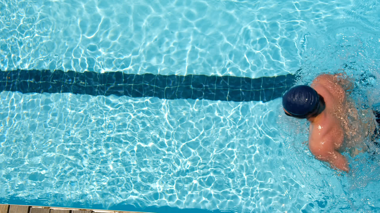 Nuotatore che nuota in piscina 4k