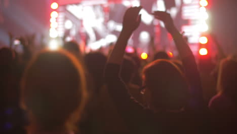 Gente-Descansando-En-El-Concierto-Nocturno