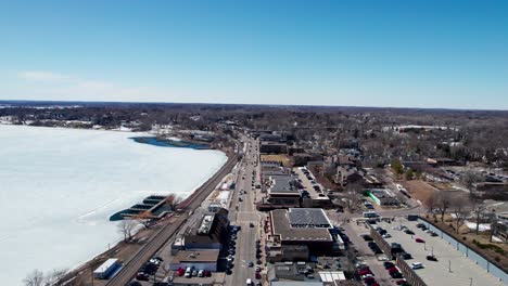 sobrevuelo del centro de wayzata, minnesota en el invierno