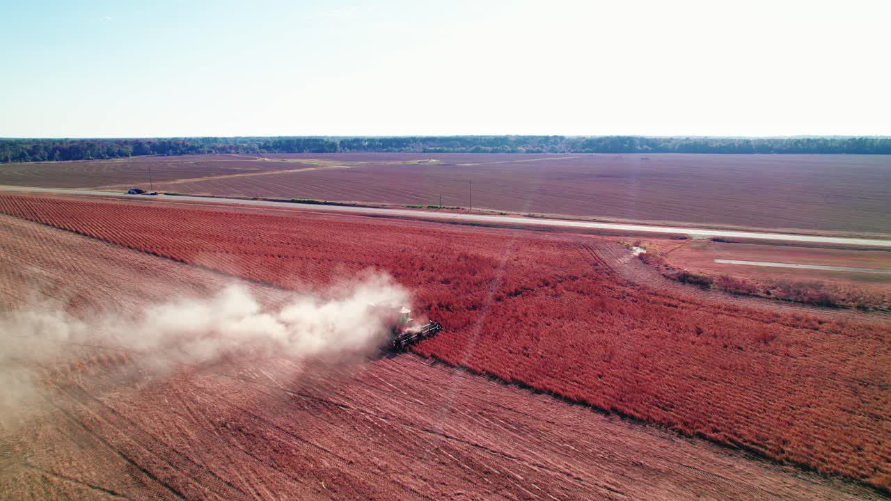 majestuosa fotografía aérea de la recolección de soja en abbeville, georgia