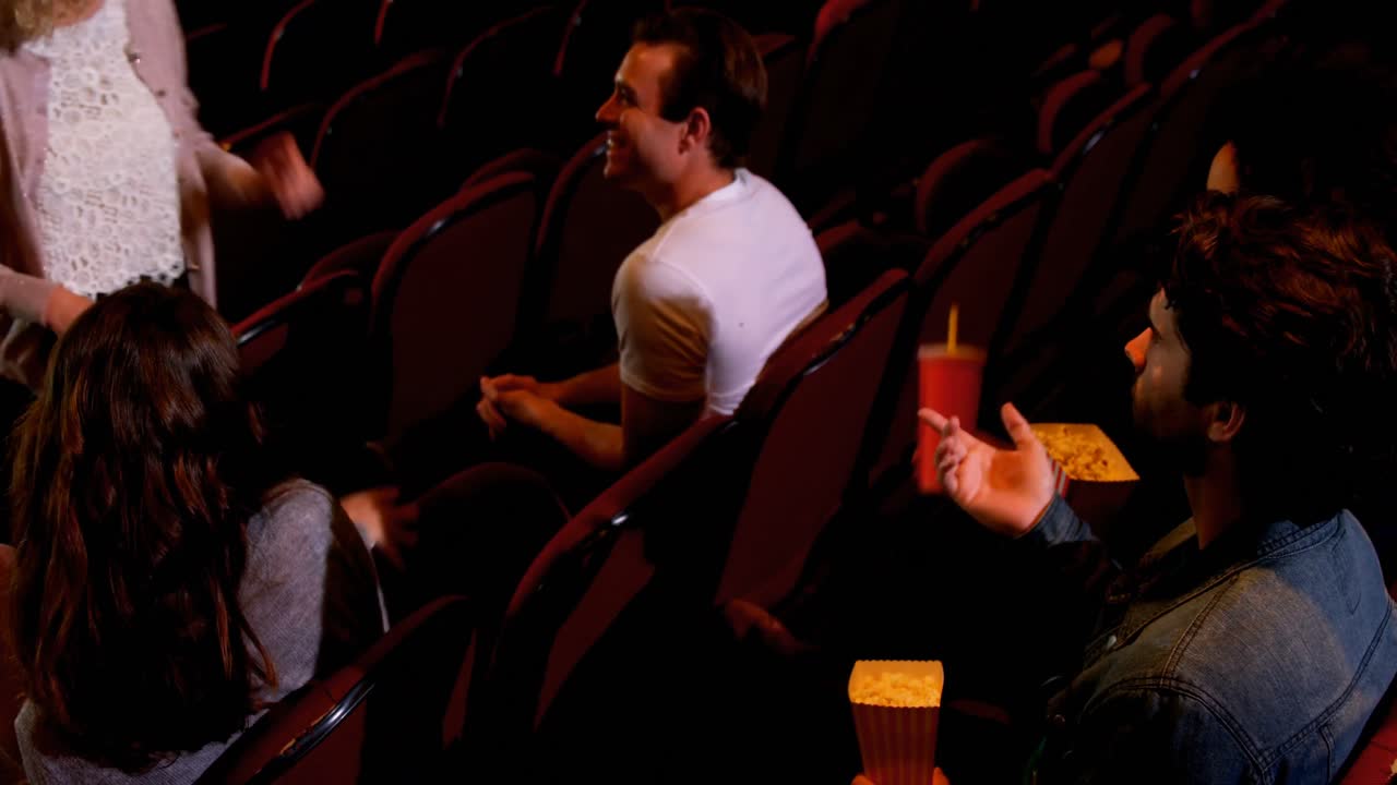 grupo de personas interactuando mientras ven una película en 4k