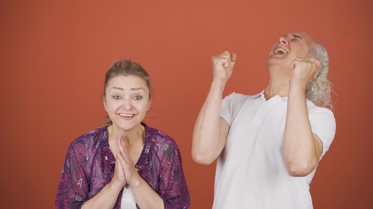 커플이 카메라를 쳐다보며 기 ⁇ 합니다.