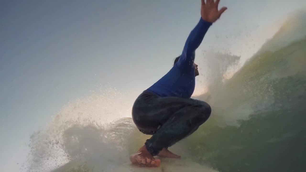 바다에서 서핑하는 서퍼