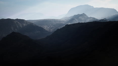 Paisaje-Desértico-De-Las-Montañas-Pamir-En-La-Niebla