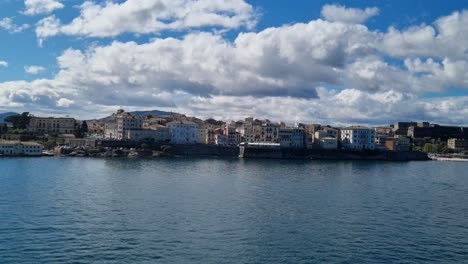 Ciudad-De-Corfú-Desde-El-Barco-En-Verano