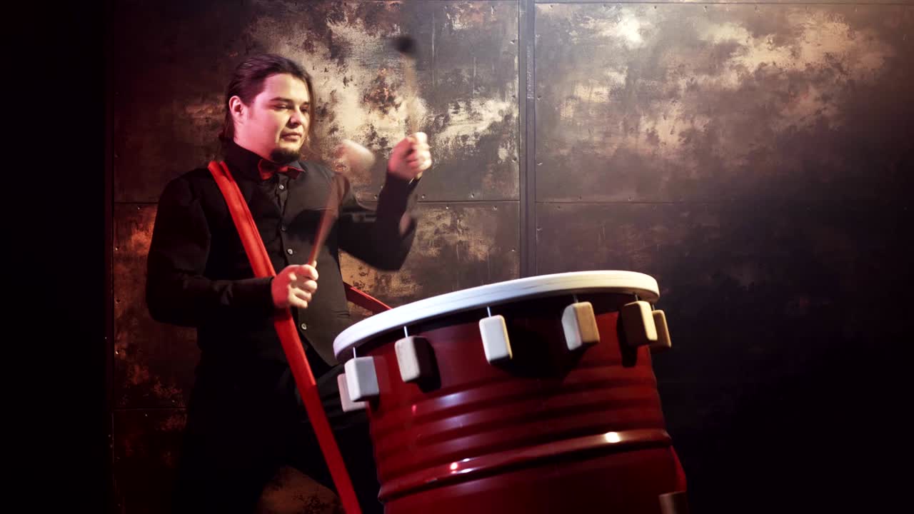 손으로 만든 드럼을 연주하는 드럼 연주자